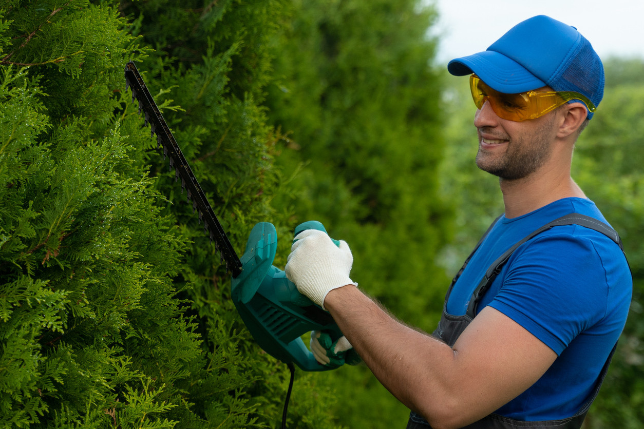Landschaftsgärtner bei Gartenarbeiten in der Region Baden