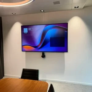 Crestron Flex Touchpanel zur Steuerung von Microsoft Teams Meetings.