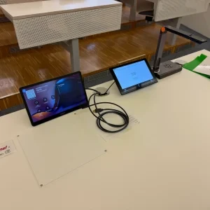 Schulungsraum-Setup mit Aver CAM520 und Lightware USB-C Switcher