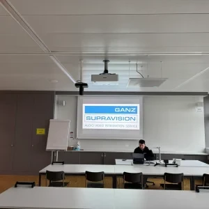 Schulungsraum-Setup mit Yealink MVC S90 und Lightware USB-C Switcher