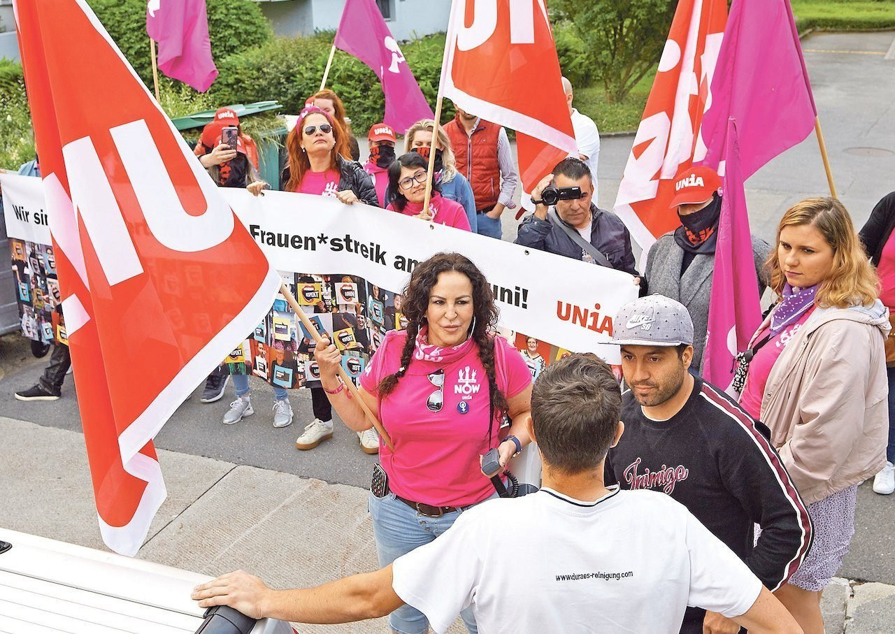 KEIN DURCHKOMMEN: Die streikenden Arbeiterinnen lassen sich nicht vertreiben und lassen die Streikbrecher nicht in den Betrieb. (Foto: Fabian Biasio)