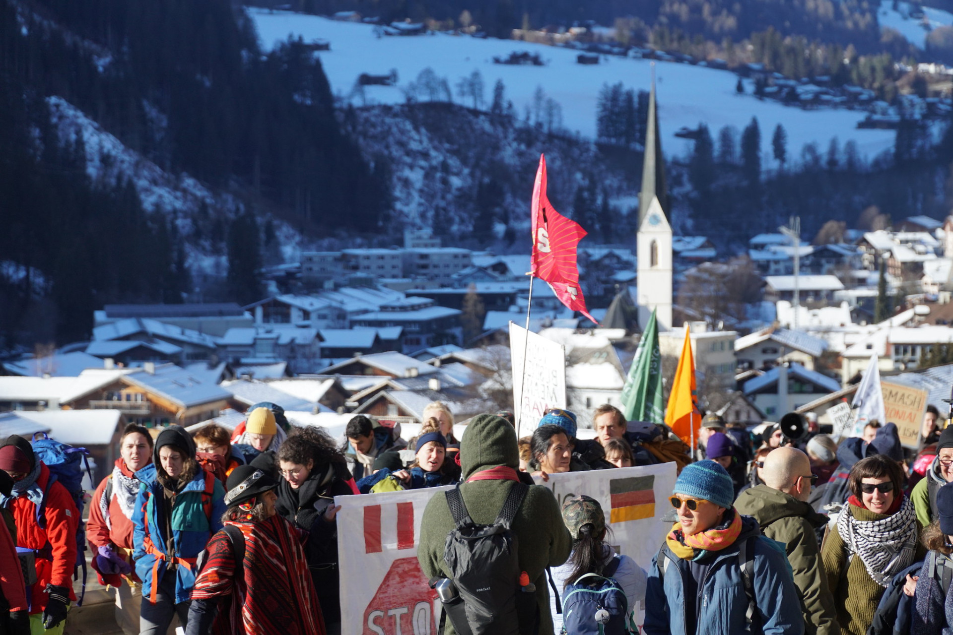 Starke ProtestWinterwanderung gegen das WEF » workzeitung.ch